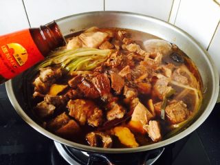 15、#咸味# 土豆烧牛肉,倒入20g左右蚝油