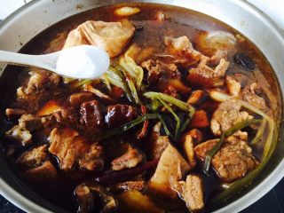 16、#咸味# 土豆烧牛肉,放入2勺（25g）盐调味