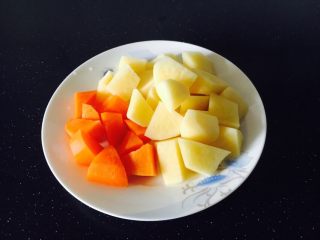 20、#咸味# 土豆烧牛肉,分别把土豆和胡萝卜去皮，切滚刀块。