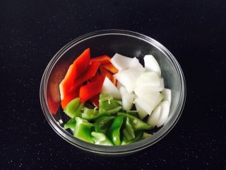 21、#咸味# 土豆烧牛肉,青红椒切象眼片，洋葱切片