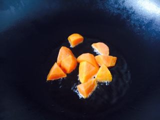 22、#咸味# 土豆烧牛肉,热锅凉油，放入少许炒菜油，放入胡萝卜块，盖锅盖儿，中小火炖2分钟。