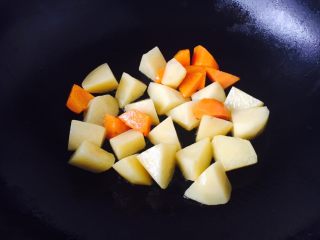 23、#咸味# 土豆烧牛肉,放入土豆，翻炒均匀。