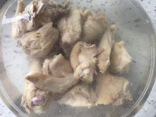 5、老母鸡汤,用冷水洗去浮沫