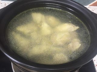 8、老母鸡汤,倒入砂锅中