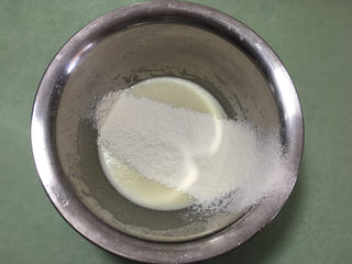 4、肉松蛋糕卷,筛入低筋面粉。