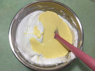 11、肉松蛋糕卷,然后将混合好的蛋糕糊倒入剩下的蛋白霜中。