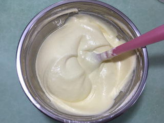 12、肉松蛋糕卷,用硅胶刀翻拌均匀。