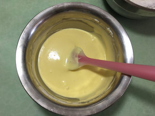 10、肉松蛋糕卷,用硅胶刀翻拌均匀。