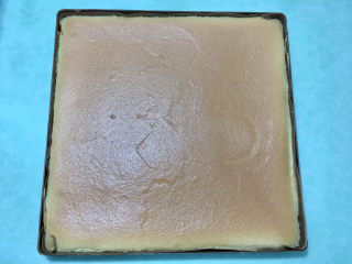 15、肉松蛋糕卷,烤箱结束后取出。