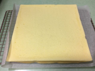 16、肉松蛋糕卷,放在晾网上晾凉。