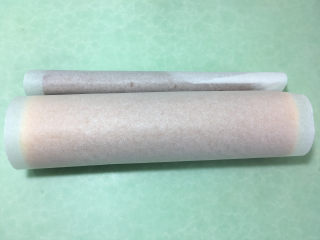 19、肉松蛋糕卷,借助擀面杖将蛋糕卷起定型。