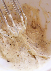 5、法式奶油蘑菇汤,加入所有白酱调味料,再入微波炉2分钟,再次混合均匀即可備用