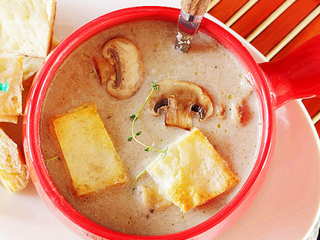 17、法式奶油蘑菇汤,起锅后,加入百里香(或香菜碎),完成