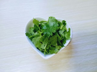 5、香菇肉丝炸酱面,香菜去根，洗干净切段。