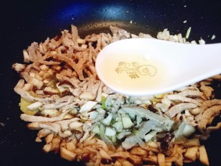 10、香菇肉丝炸酱面,加入一勺料酒。