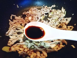 11、香菇肉丝炸酱面,再加入一勺生抽。