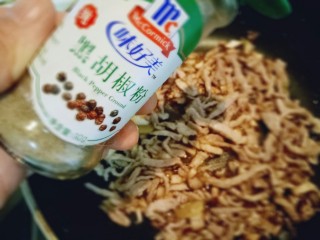 12、香菇肉丝炸酱面,加入胡椒粉，(可以根据个人喜欢，不喜欢的不加也可以。)