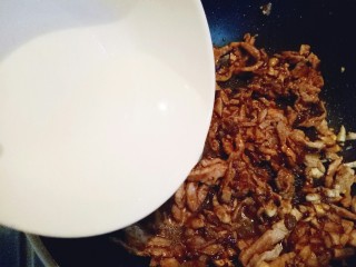 14、香菇肉丝炸酱面,加入适量水。烧开后转小火，将肉丝炒熟即可。