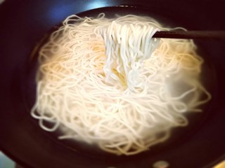 17、香菇肉丝炸酱面,煮面: 锅中加入热水，大火烧开后再下入面条，煮熟捞出。
