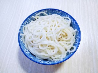19、香菇肉丝炸酱面,捞出立即过冷水。