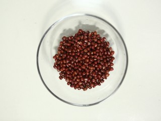 1、自制红豆沙,准备好红豆