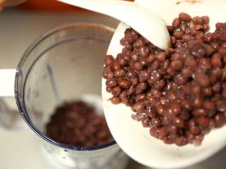 8、自制红豆沙,将煮好的红豆放入料理机中