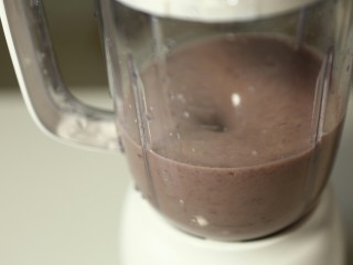 10、自制红豆沙,按下料理机，将红豆完全打烂成泥