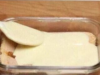 8、提拉米苏,将芝士液倒一些在饼干上