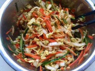 29、吉祥蔬菜三宝➕炝拌三彩白菜丝,搅拌均匀