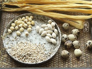 1、腐竹白果薏米糖水,准备好材料，腐竹折断，白果剥好壳。