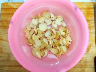 1、家常蚝油辣炒百合卷心菜,鲜百合一片一片扒拉下来，清洗干净！