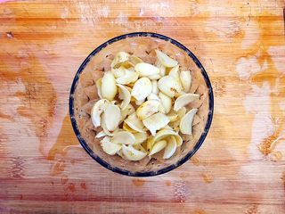 2、家常蚝油辣炒百合卷心菜,清洗干净的鲜百合沥干水分，备用！