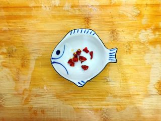 3、家常蚝油辣炒百合卷心菜,小红辣椒干洗净，切碎，备用！