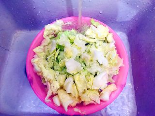 4、家常蚝油辣炒百合卷心菜,撕碎的卷心菜冲洗干净！