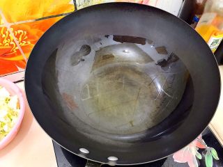 6、家常蚝油辣炒百合卷心菜,起油锅，热锅冷油！