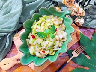 10、家常蚝油辣炒百合卷心菜,美美的摆拍一下，可以开始享用啦！