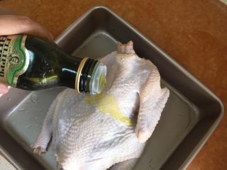 2、#香烤全鸡#搭配气泡甜葡萄酒,在里外涂抹上橄榄油