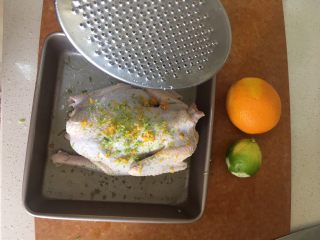 3、#香烤全鸡#搭配气泡甜葡萄酒,用刨刀刨一些柠檬皮与橙子皮在鸡身上