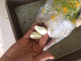 6、#香烤全鸡#搭配气泡甜葡萄酒,蒜也塞进去