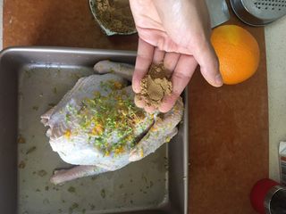 7、#香烤全鸡#搭配气泡甜葡萄酒,将月桂 迷失香 百里香 放入料理机打碎 成粉末状 涂抹在鸡身上。如果有现成的粉末更省事了。