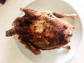 10、#香烤全鸡#搭配气泡甜葡萄酒,铛铛铛………将鸡取出后放入另一个盘子保温。