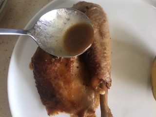 15、#香烤全鸡#搭配气泡甜葡萄酒,把酱汁浇到鸡上面。我是把鸡拆分来吃的，如果人多可以整只鸡上桌哟。