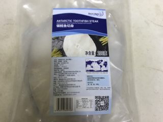 1、香煎银鳕鱼,银鳕鱼，我们这里只能买到网购冻品，这款的品质很赞