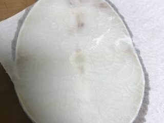 3、香煎银鳕鱼,解冻清洗之后，用厨房纸反复吸干水分。