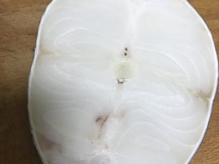 4、香煎银鳕鱼,抹上海盐、白胡椒和料酒。腌制十分钟。如果比较厚，多腌制一会儿。