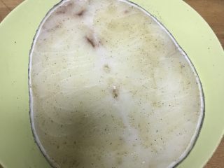 6、香煎银鳕鱼,掩上料酒