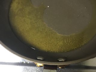 8、香煎银鳕鱼,放足够的油。