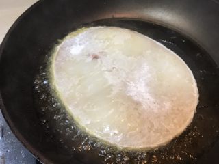 9、香煎银鳕鱼,油锅大火煎，单面一分钟左右。