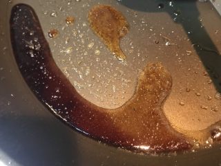 10、香煎银鳕鱼,制作淋汁：白砂糖5个，美极鲜味汁15g