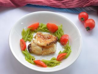 12、香煎银鳕鱼,摆盘。淋上调味汁即可。